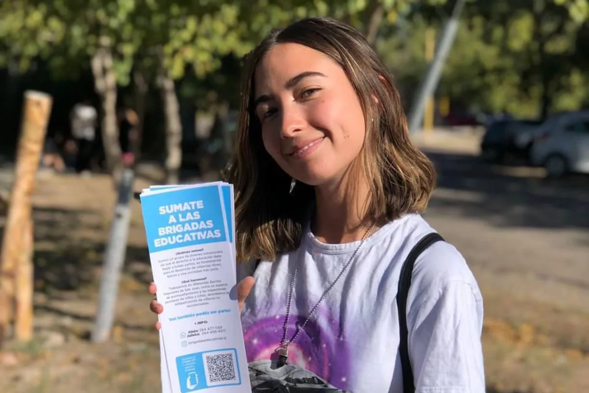 Una joven crea brigadas de apoyo escolar en barrios populares y transforma su visión de la pobreza
