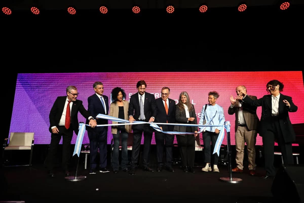 Abucheos y tensión en la apertura de la Feria del Libro 2026