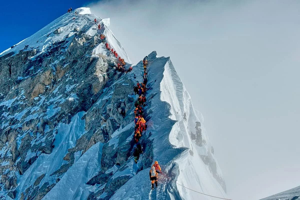 Everest saturado: piden límite a ascensos tras récord de 274 alpinistas en un día