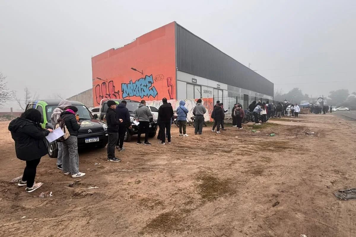 Cientos en fila por trabajo en Moreno: frigorífico y otras empresas abren nuevas vacantes