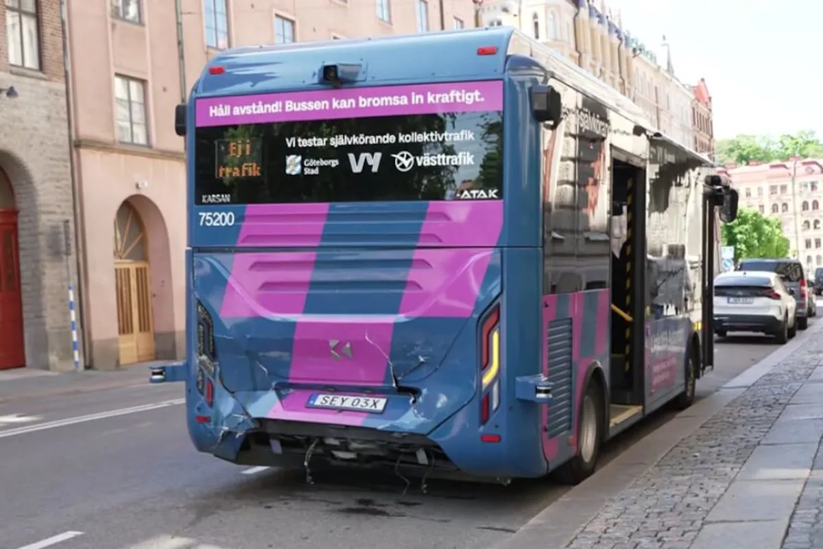 Un colectivo autónomo chocó con un tranvía en su primer día con pasajeros en Suecia