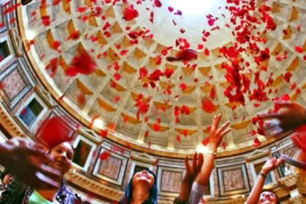 Miles de fieles presenciaron la lluvia de pétalos en el Panteón de Roma por Pentecostés