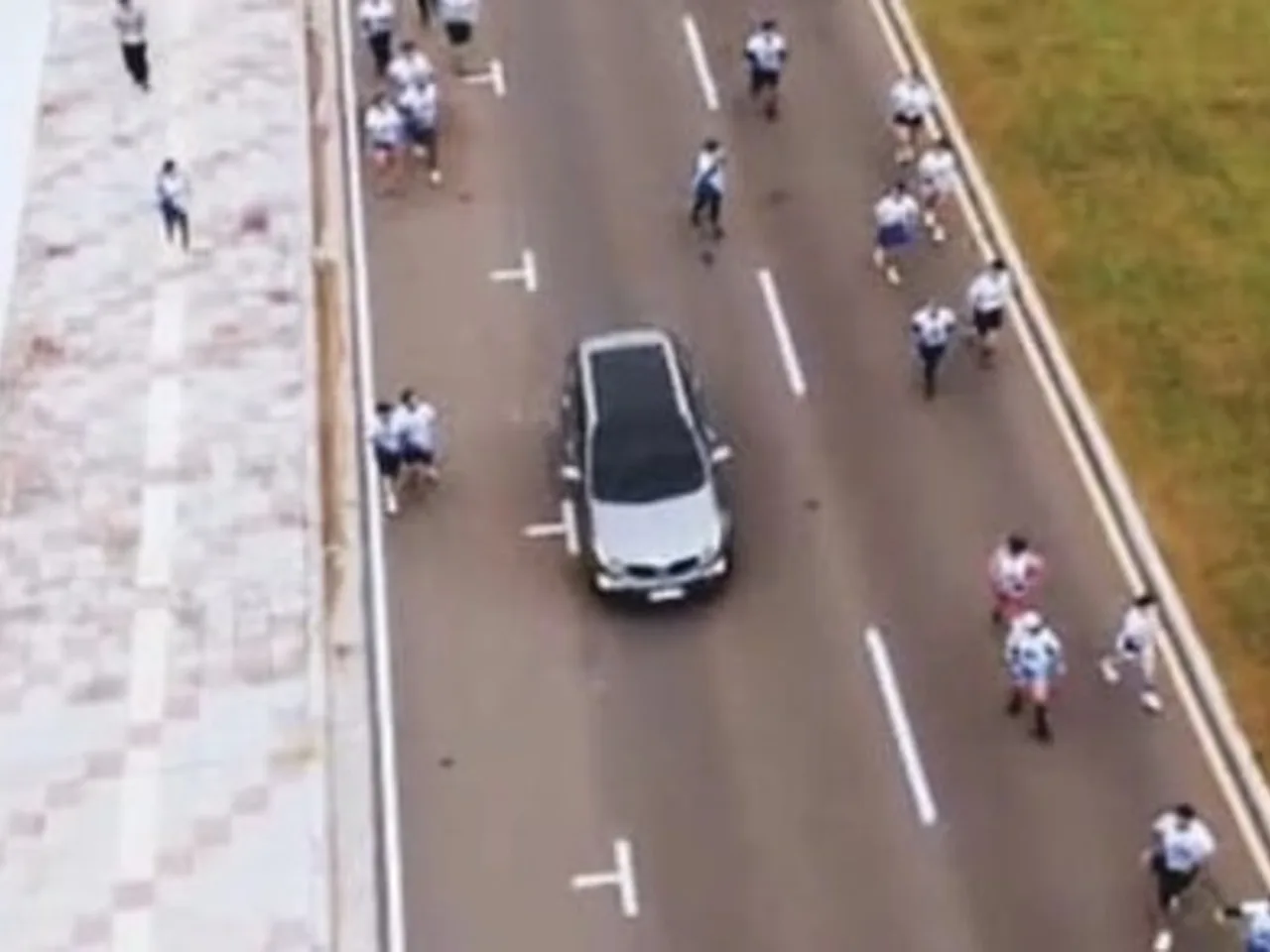 Un delincuente irrumpió en una maratón a 180 km/h huyendo de la policía: murió una mujer