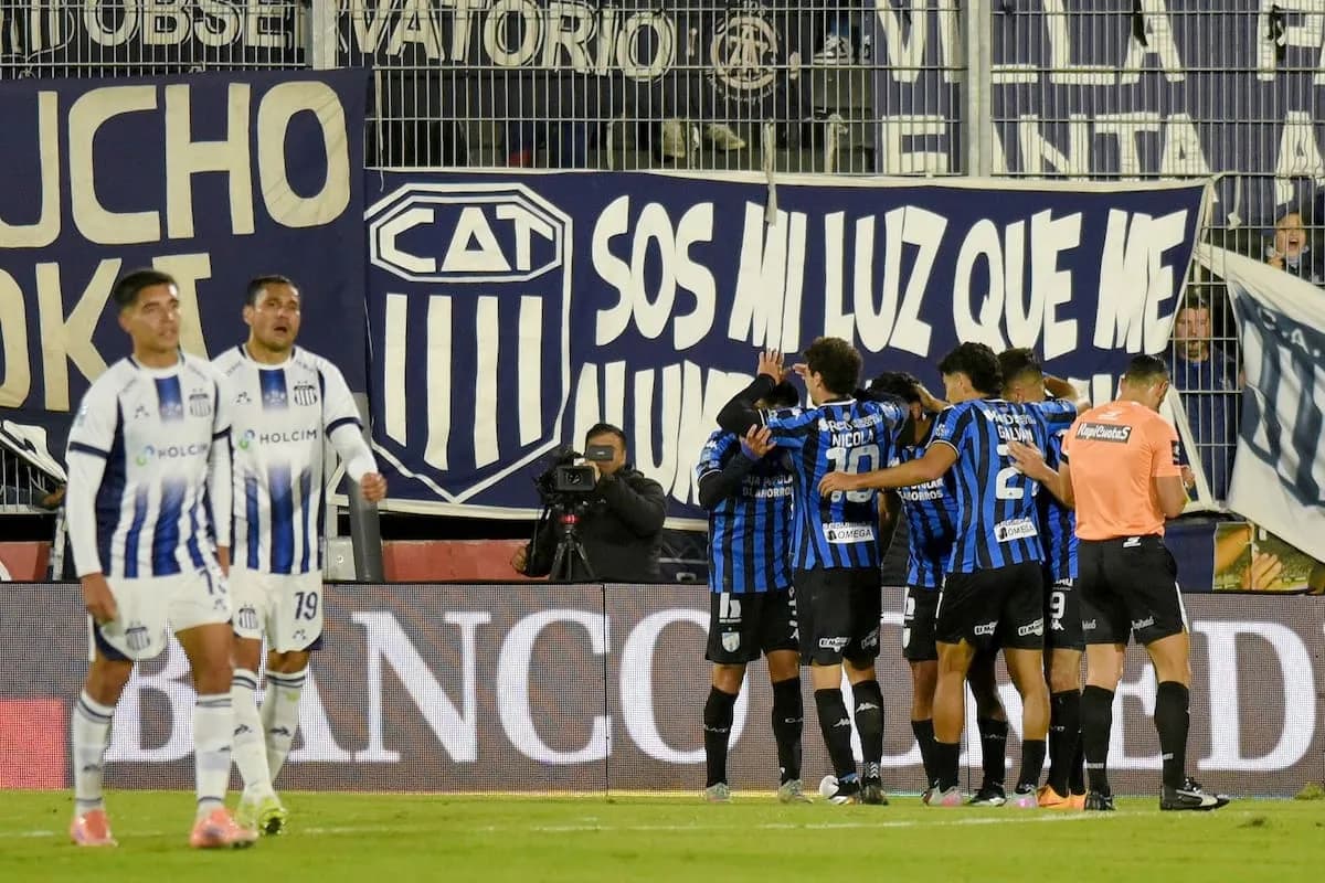 Atlético Tucumán goleó a Talleres 3-0 en la Copa Argentina con un blooper del árbitro