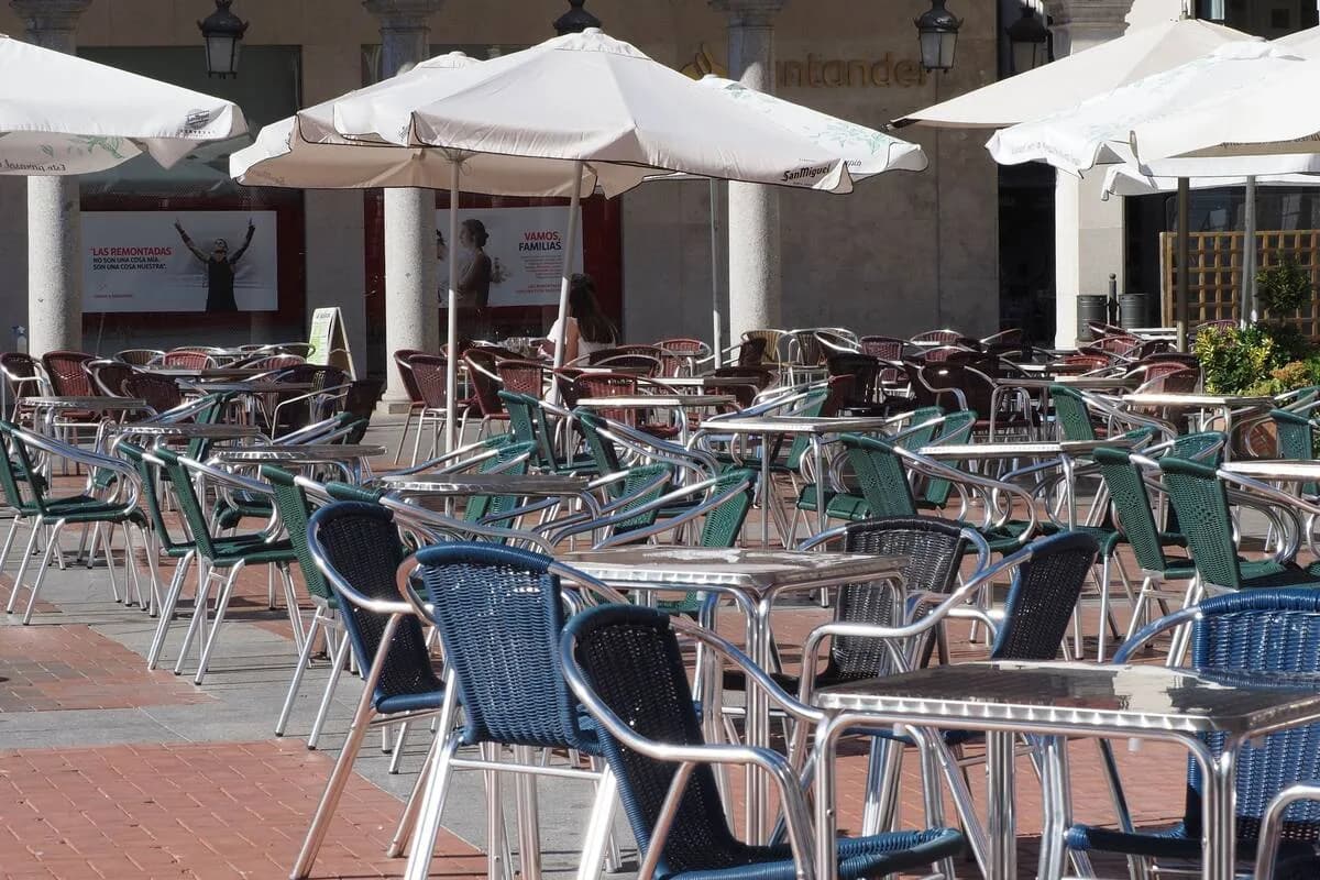 España obliga a cerrar terrazas durante olas de calor extremo: multas de hasta 1000 euros