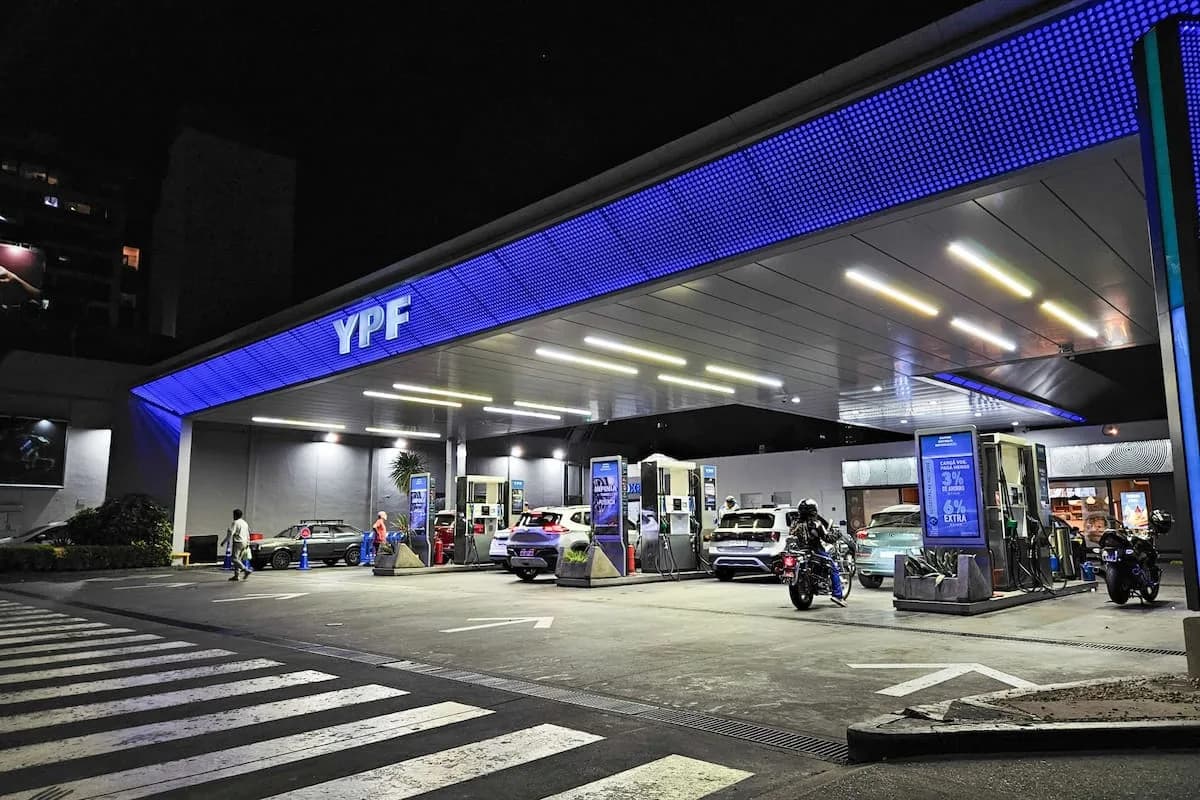 YPF sube combustibles 1% y extiende el congelamiento por 45 días más