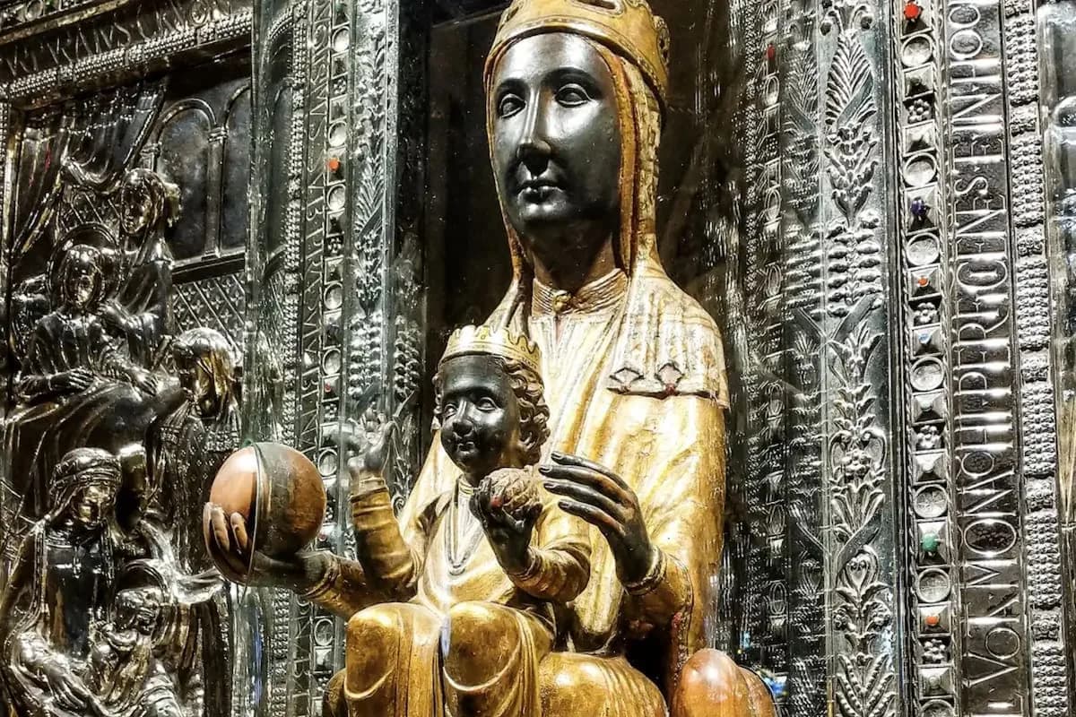 Virgen de Montserrat: historia, devoción y oración para su día