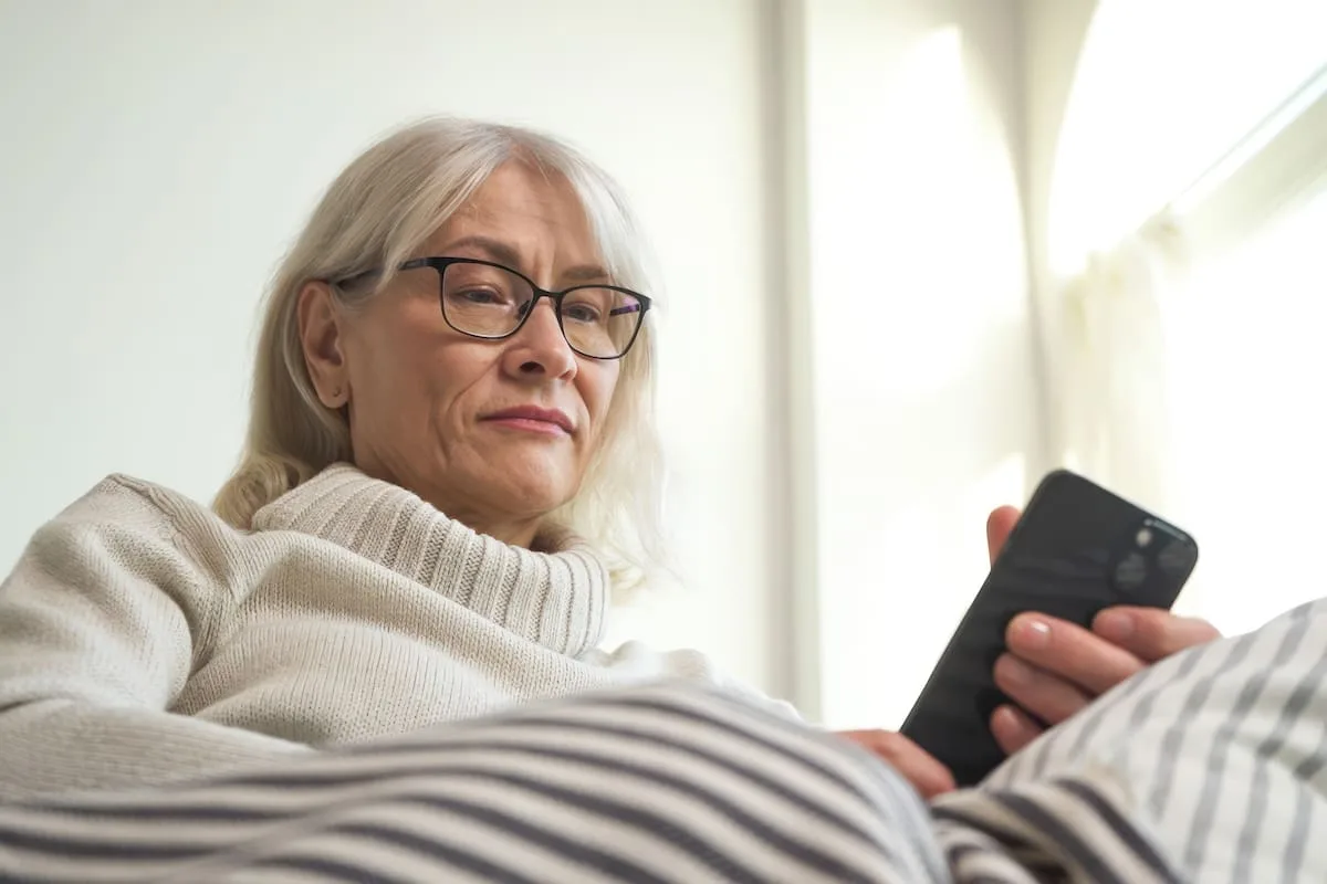 Adultos mayores también viven pegados al celular: la nueva cara de la hiperconexión