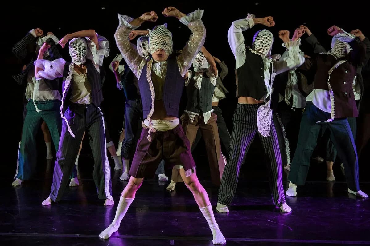 Identidades encontradas: dos piezas danzantes en el hall del San Martín