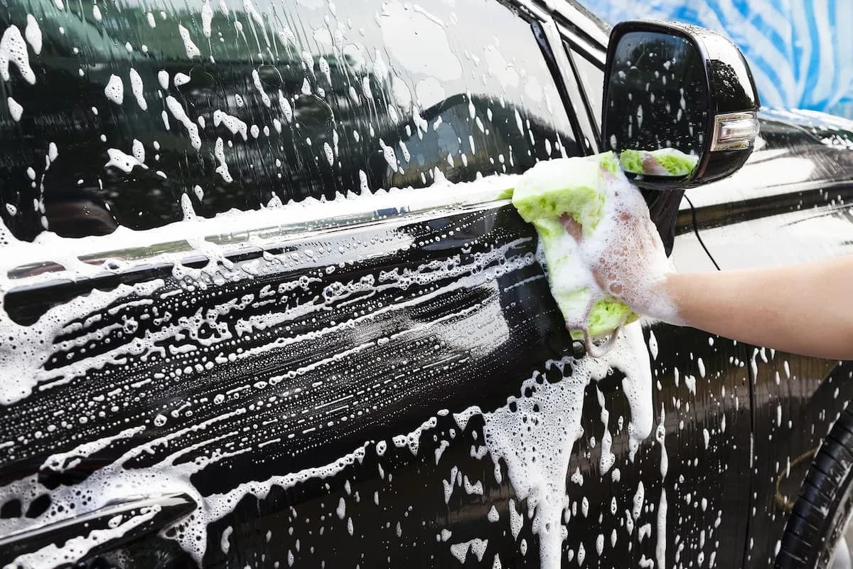 Errores al lavar el auto que dañan la pintura sin que lo notes