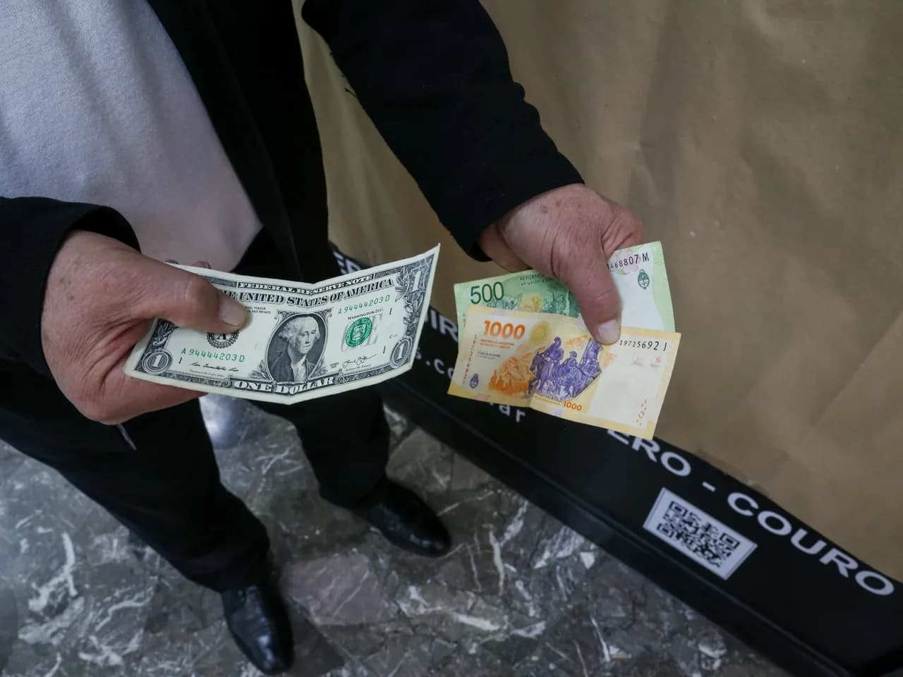 El dólar oficial alcanzó $1.460 y llegó a su máximo en cuatro meses