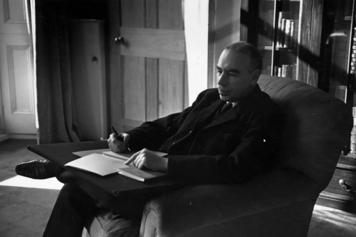 Las críticas económicas a John Maynard Keynes: totalitarismo y desempleo