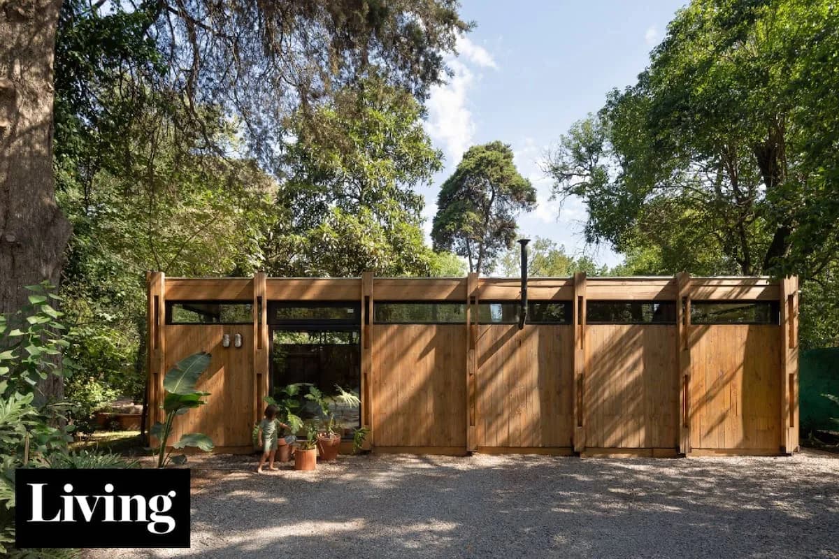 Un refugio de madera en Parque Leloir: de sala de ensayo a vivienda familiar