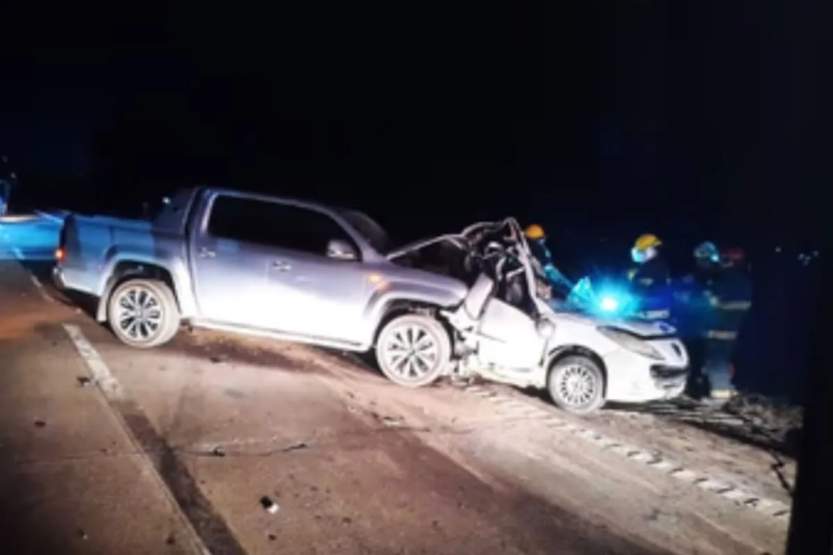 Camioneta embistió un auto en San Vicente: murieron cinco integrantes de una familia