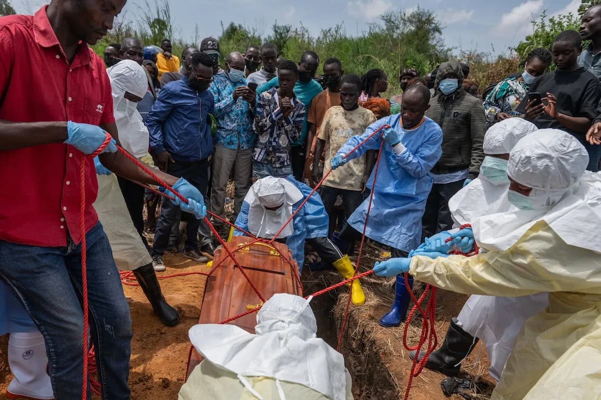 Ataques a hospitales y fugas de pacientes complican la contención del ébola en el Congo