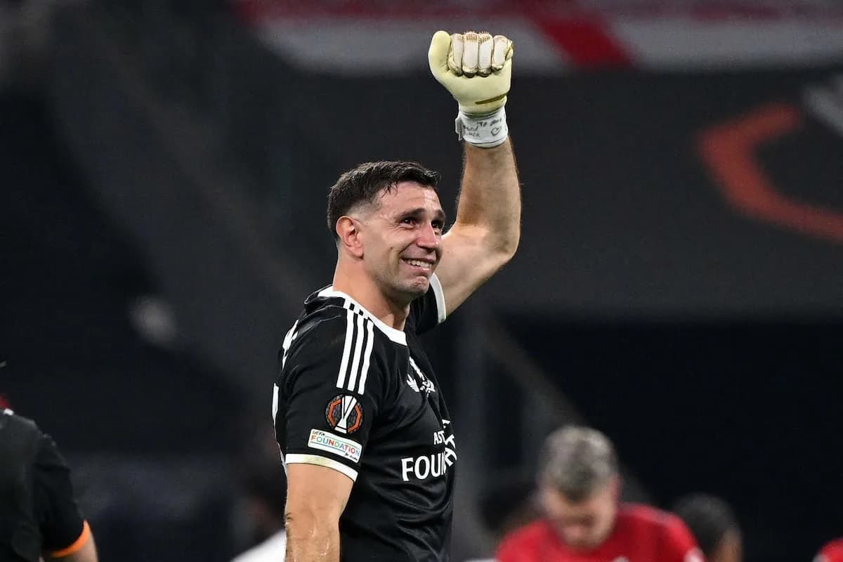 Dibu Martínez confesó que se rompió un dedo en la entrada en calor de la final de Europa League